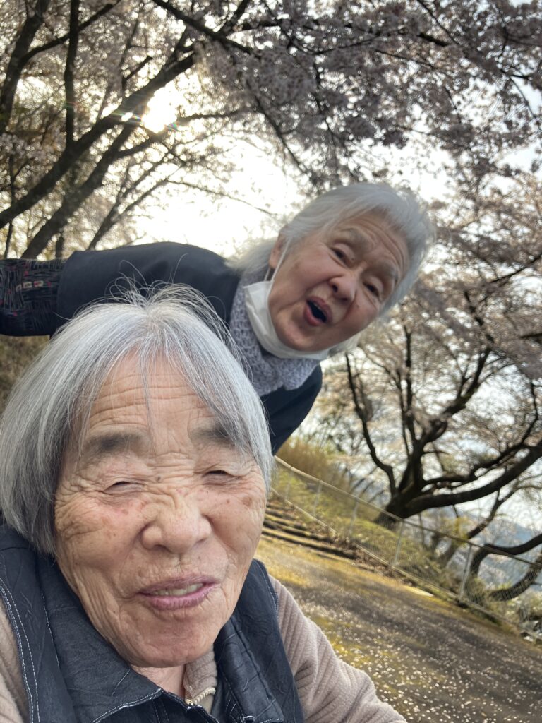 ひょっこり。桜の下でなかよし2ショット