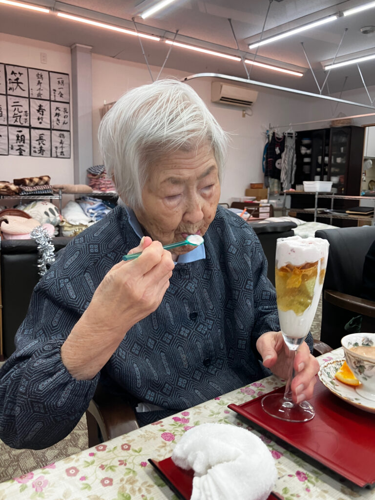 手作りフルーツパフェ、ぱくり🍓