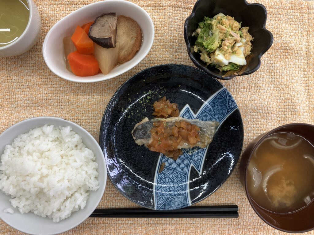 今日のお昼ごはん。カレイのロースト玉ねぎソースに、車麩の炊いたん、ブロッコリーとタマゴのサラダ
