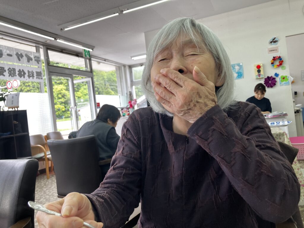 うふふ、おいしくて笑っちゃう