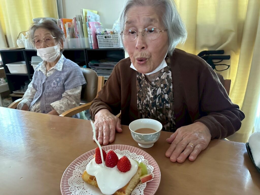 いちごのケーキ、いただきまーす🍓